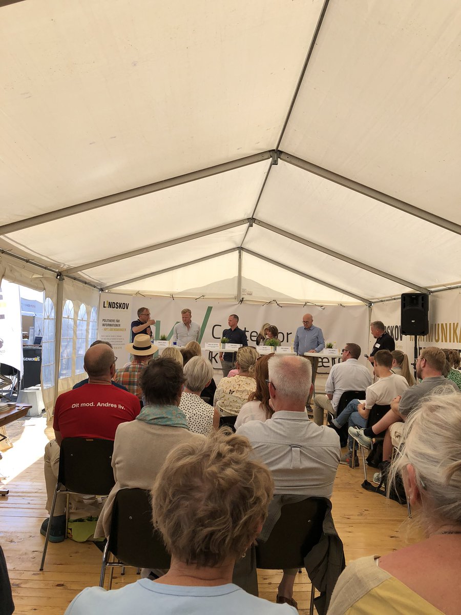 CenterKvaliVelf's tweet photo. Debat på @Folkemoedet om finansiering af fremtidens ældrepleje. @Mich_Ziegler : frustrerende, når demografien ikke bliver dækket i aftaler mellem stat og kommuner. #fm22 #opp #dksocial https://t.co/zvb9eUL9mv