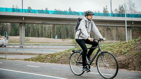 ramboll_fi's tweet photo. Miten Suomi liikkuu töihin? Edelleen autolla🚗, selviää pk-yrityksille tekemästämme tutkimuksesta. Vaikka #hiilidioksidipäästö'jen vähentämistä pidetään tärkeänä, vain joka kymmenes pk-yritys on arvioinut työmatkaliikkumisen päästöjä. Lue lisää 👇
https://t.co/5b0xF2dHbw https://t.co/OcTbWN7Y7A