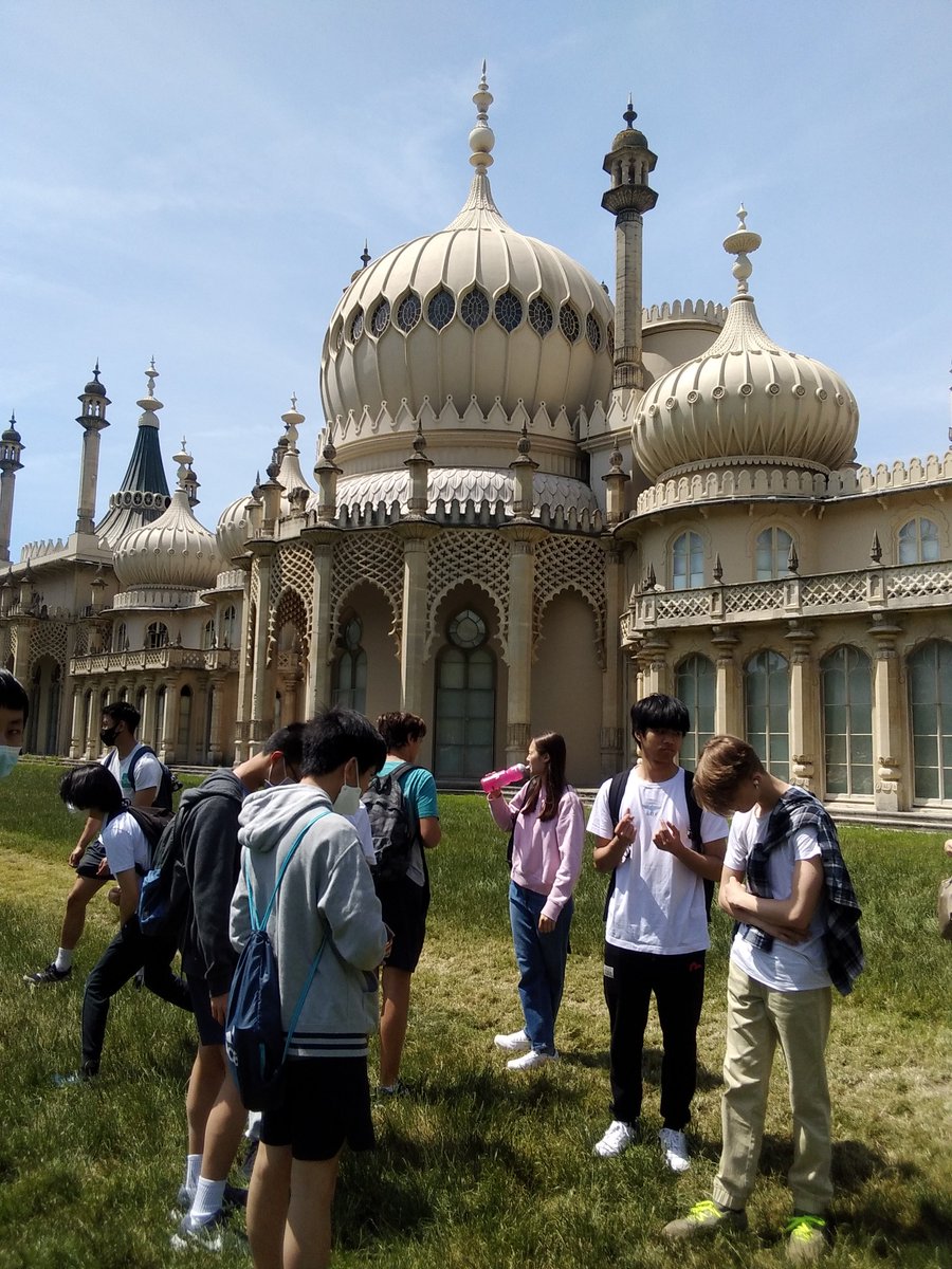 AshfordEAL's tweet photo. Wonderful day in Brighton with year 10 researching some of the lovely city's buildings and structures; sun, sea and even some oysters! https://t.co/YMZSw0ityL