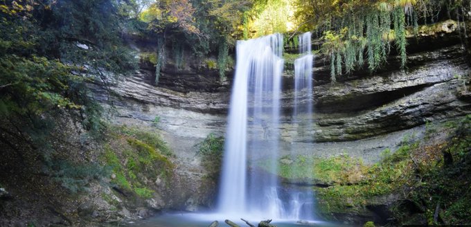 STMediaCH's tweet photo. Ein "cooler" Wander-Geheimtipp!
Die "Coloradoschlucht" im #WaadtländerJura!
Das Flüsschen #Nozon hat sich beim mittelalterlichen Städtchen #Romainmôtier ein wildromantisches Tobel mit Wasserfällen gegraben!
@regionduleman
Wandervorschlag: https://t.co/K8lUDI01q5 https://t.co/zxHiZ8WpFQ