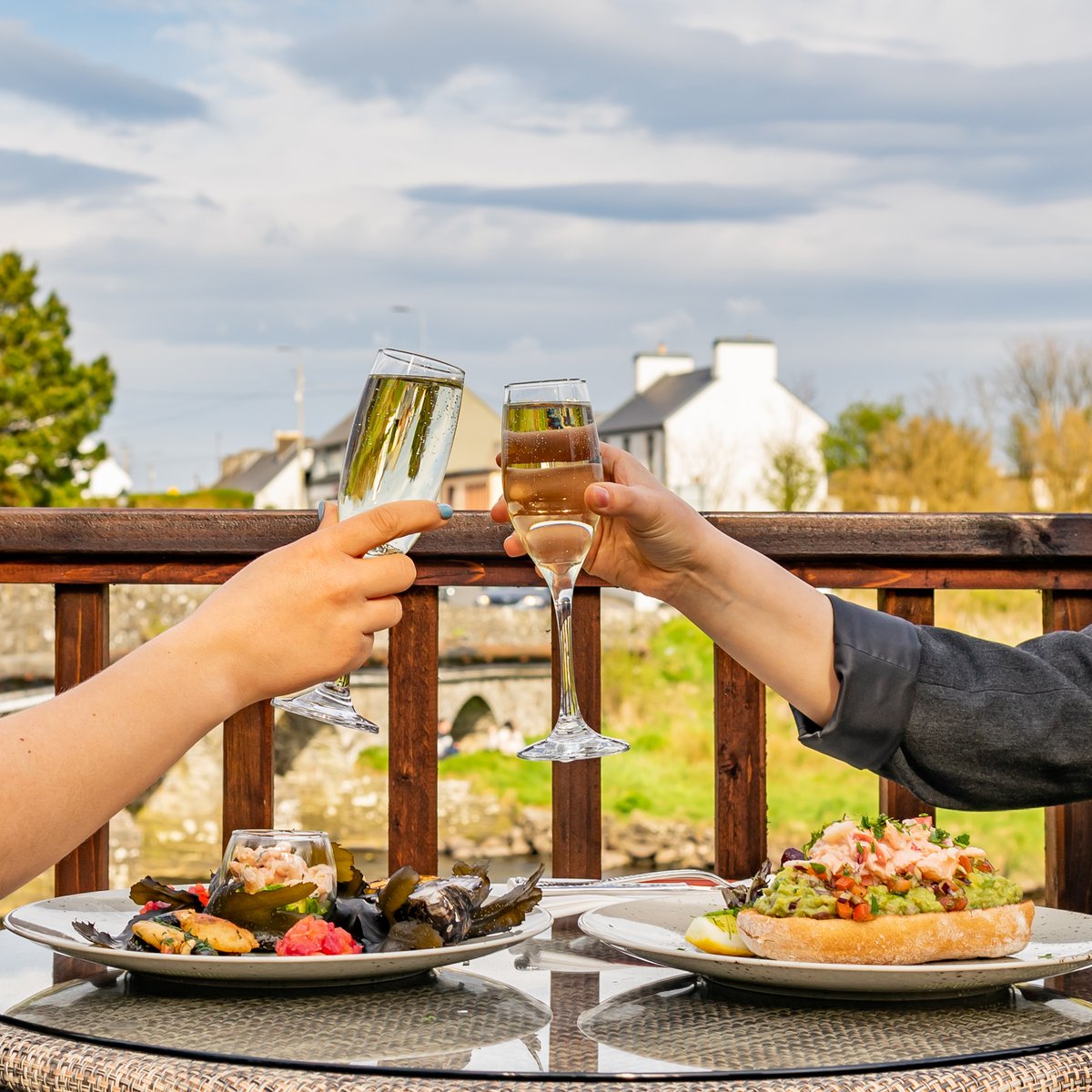 morrisseysclare's tweet photo. A toast to the weekend! 🥂
Have you dined by the river yet? https://t.co/yykRicMilA