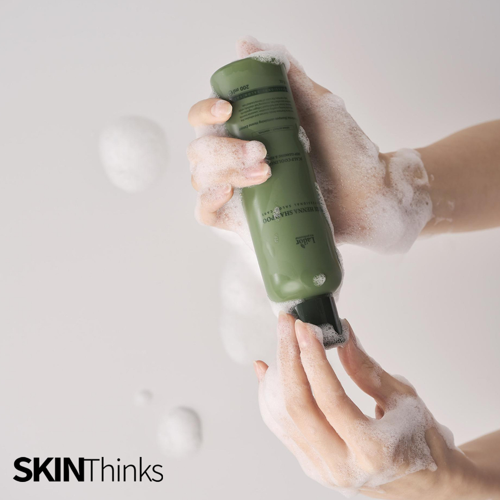 SkinThinks's tweet photo. 🧚🏻‍♀️Repara y nutre, aporta brillo, volumen y suavidad, ayuda a eliminar la caspa y células muertas del cuero cabelludo para que el pelo se vuelva fuerte y controla la producción de grasa.⁣
⁣
🫧Pure Henna Shampoo de Lador contiene 2000mg de extracto de he… https://t.co/gvizL2buXq https://t.co/qZutGEl5sW