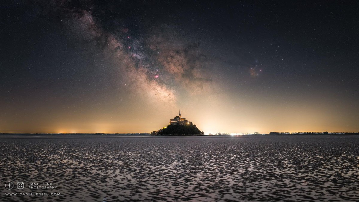 On en entend parler dans tout le pays : l'astrophotographe #CamilleNiel a réussi à photographier la voie lactée suspendue au-dessus du #MontSaintMichel ! 
Un superbe projet avec plusieurs mois d'attente et de préparation pour obtenir ce cliché 👉 youtube.com/watch?v=bCiwCM…