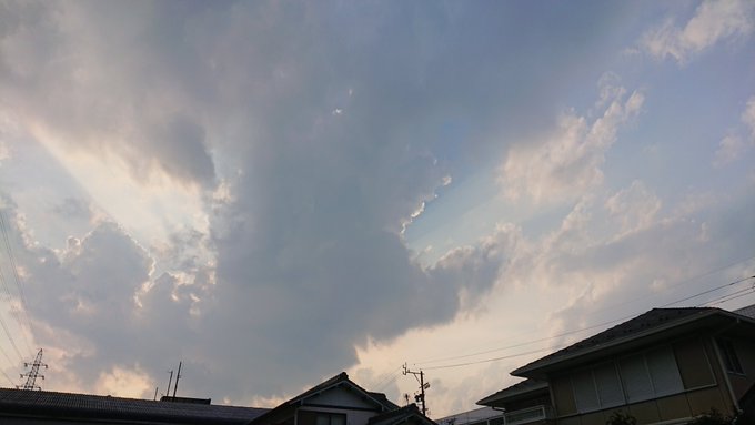 雲の後ろに太陽があるときのこういう光条がたまらなく好きマン 