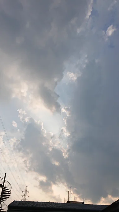 雲の後ろに太陽があるときのこういう光条がたまらなく好きマン 