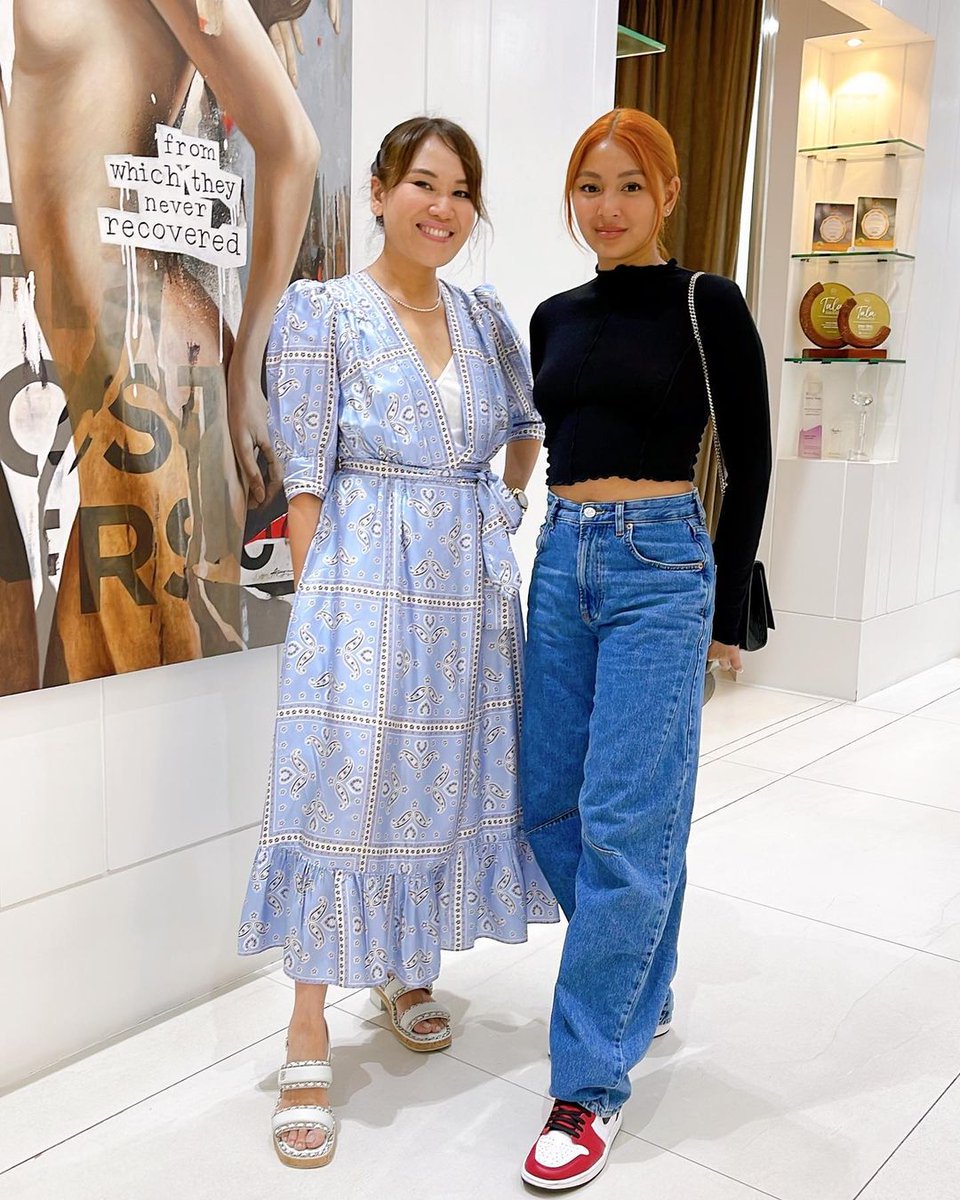 sph_svt's tweet photo. A quick catch-up at the #AiveeHallway with #DrAivee and #NadineLustre! 

@draivee is back from her recent trip and she had a good catch-up conversation with @hello_nadine after doing her favorite treatment at @theaiveeclinic! 

© theaiveeclinic https://t.co/DDQ45DXEPu