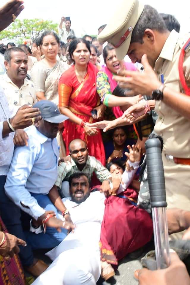bandisanjay_bjp's tweet photo. TS Police stopped us at Bhiknoor, enroute to IIIT Basara. Shame that electricity &amp; water is cut off in retaliation to protest by students. They're being treated as terrorists. Instead of solving problems, #CMKCR is provoking by terming it as silly. We'll support their fight. https://t.co/4ZthtjAySu