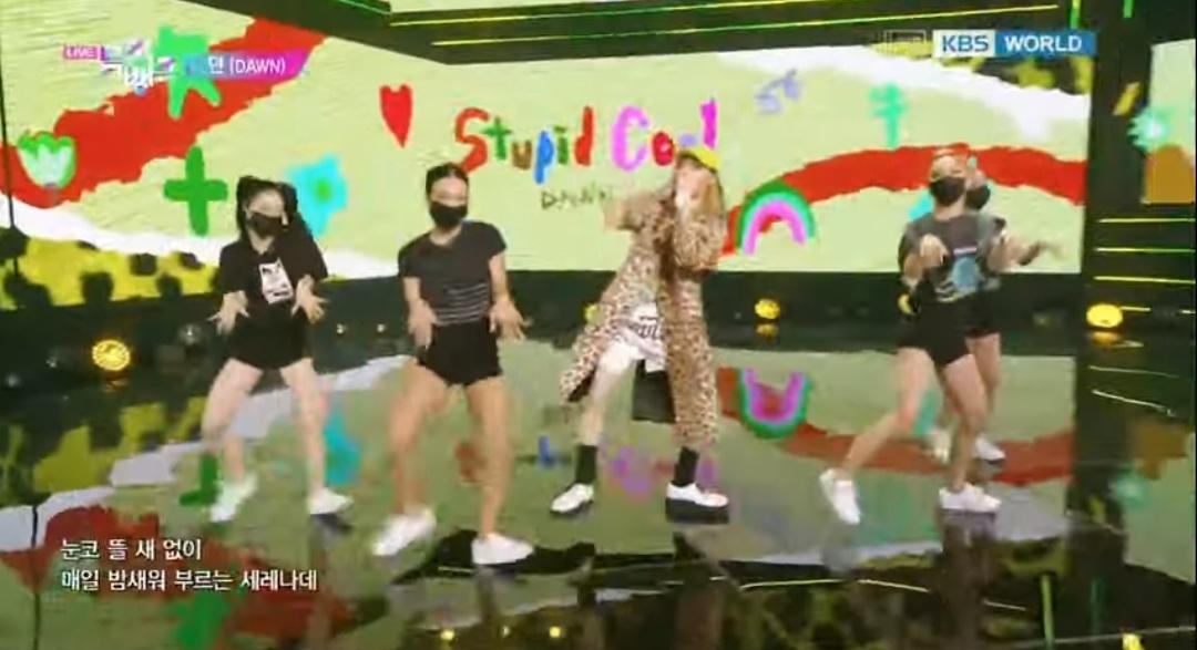 Bu ne ya. Farklı olacağım derken saçmalıyor bence nsösnaöamaöa