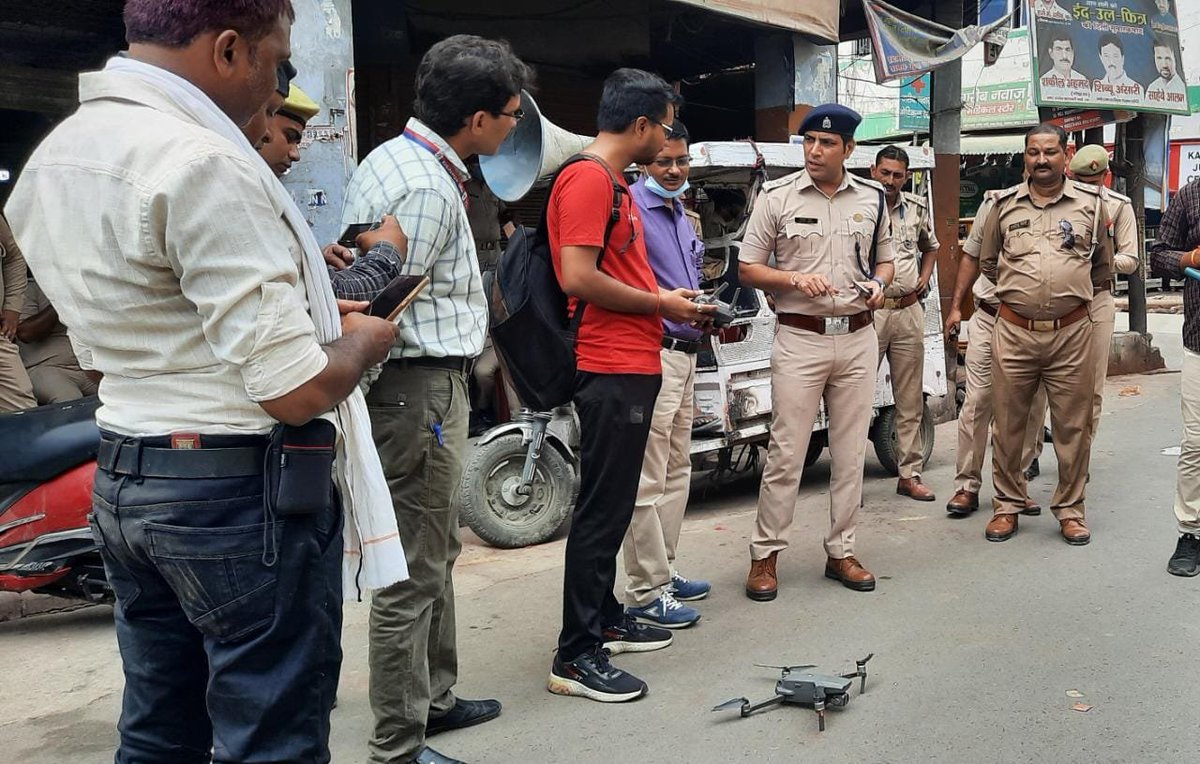 kanpurnagarpol's tweet photo. सराहनीय सतर्कता...
        ड्रोन के माध्यम से रूपम चौक पर की जा रही निरंतर निगरानी.... @Uppolice @UPGovt https://t.co/9n7P5nGN50