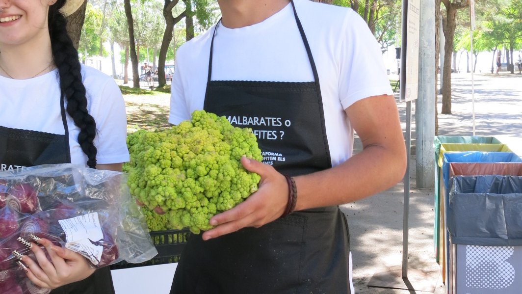DAMES_bcn's tweet photo. A #LacuinadelMACBA #MarinaMontsonís: atenció amb el binomi rural-urbà terriblement desconnectat! Atenció amb el que diem, hi ha molt per aprendre! 🥔🧅🥔🧅Recordem: l'alimentació és una pràctica directament lligada al territori https://t.co/TGJz4VFuFk