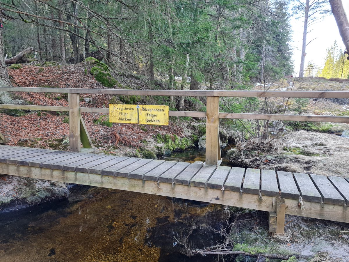 Pillandia's tweet photo. 'The national border follows the stream':
'Riksgrensen følger bekken' in Norway and 'Riksgränsen följer bäcken' in Sweden.
Photo: March 2022.
Location: 59°03'08.1"N 11°44'15.7"E.
https://t.co/idC7Zc5m8b
🇳🇴 #Norge #Norway
🇸🇪 #Sverige #Sweden
#Border #Norra #Rootsi #Piir https://t.co/XW0E3ZbEa0