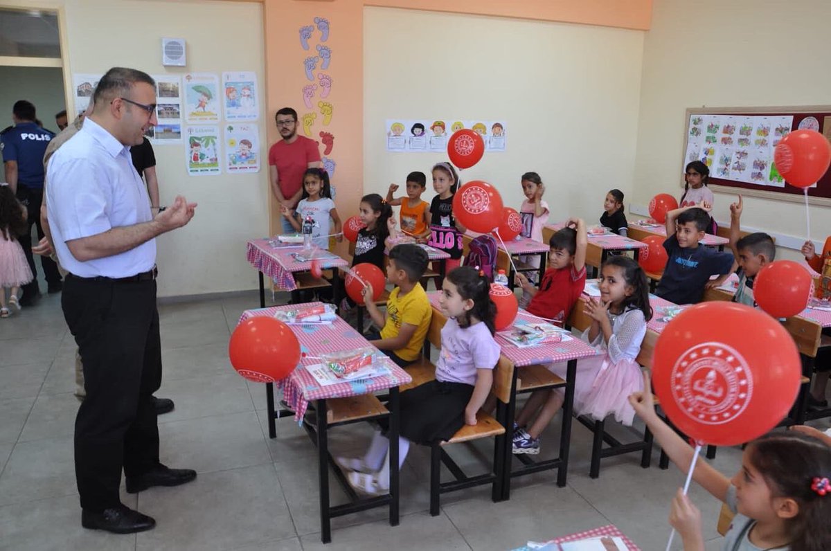 ŞİRVAN KAYMAKAMLIĞI (@sirvankymkmligi) on Twitter photo 2021-2022 Eğitim-Öğretim dönemini tamamlayıp yaz tatiline ayrılan Atatürk İlköğretim Okulu öğrencilerine İlçe Kaymakamımız Sn @RECEP_HASAR44 , İlçe J.Komutanı <a href="/fazliokur/">Fazlı Okur</a>, İlçe Emniyet Amiri Umut YAZGAN ve İlçe Milli Eğitim Müdürü <a href="/baris_kezer/">BARIŞ KEZER</a> karnelerini verdiler.<a href="/SiirtValiligi/">Siirt Valiliği</a> 2021-2022 Eğitim-Öğretim dönemini tamamlayıp yaz tatiline ayrılan Atatürk İlköğretim Okulu öğrencilerine İlçe Kaymakamımız Sn @RECEP_HASAR44 , İlçe J.Komutanı <a href="/fazliokur/">Fazlı Okur</a>, İlçe Emniyet Amiri Umut YAZGAN ve İlçe Milli Eğitim Müdürü <a href="/baris_kezer/">BARIŞ KEZER</a> karnelerini verdiler.<a href="/SiirtValiligi/">Siirt Valiliği</a>