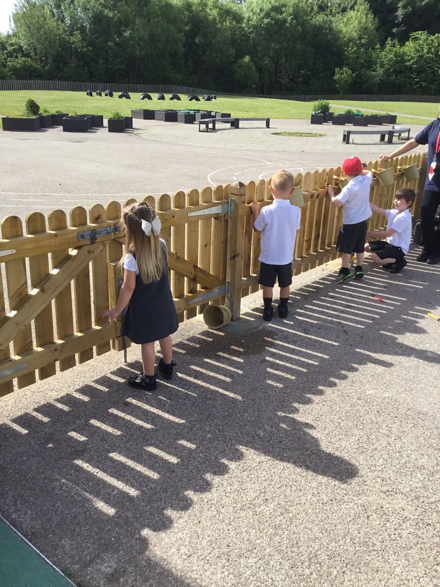 croxtetheyfs's tweet photo. A lovely day to paint the fence ☀️ 🖌 💧 #sunnydayoutside @CroxtethC @RainbowEduMAT https://t.co/3NtVkMmZqQ