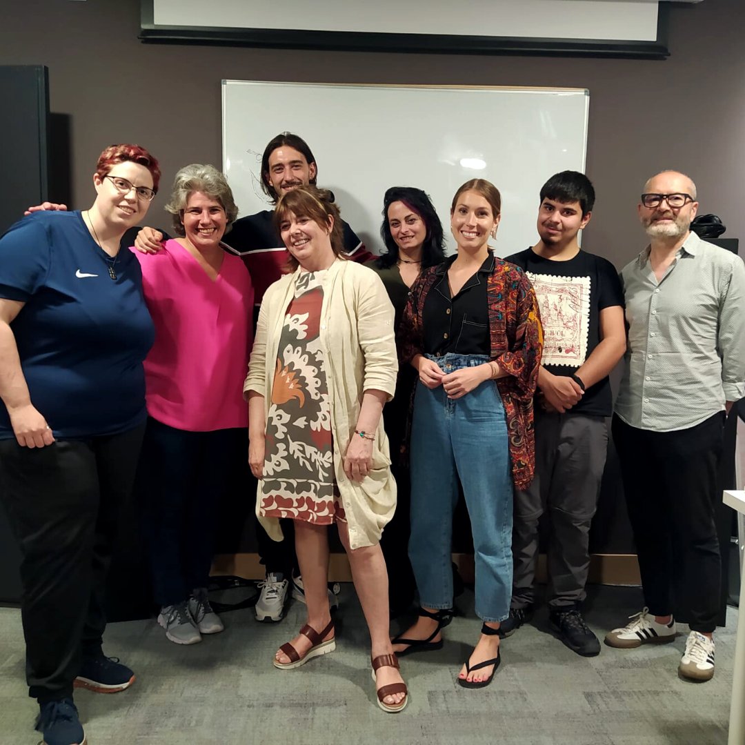 Aula512's tweet photo. Instantánea del último Taller de Locución de Audiolibros🎙 

Los alumnos trabajaron muy duro junto a los maestros Esteban Massana, Patxi Gómez y Candela Rojas en ejercicios prácticos de locución de audiolibros, novela, poesía, y sus primeras nociones en el mundo del podcast.🎙👏 https://t.co/QL2LOcBTzJ