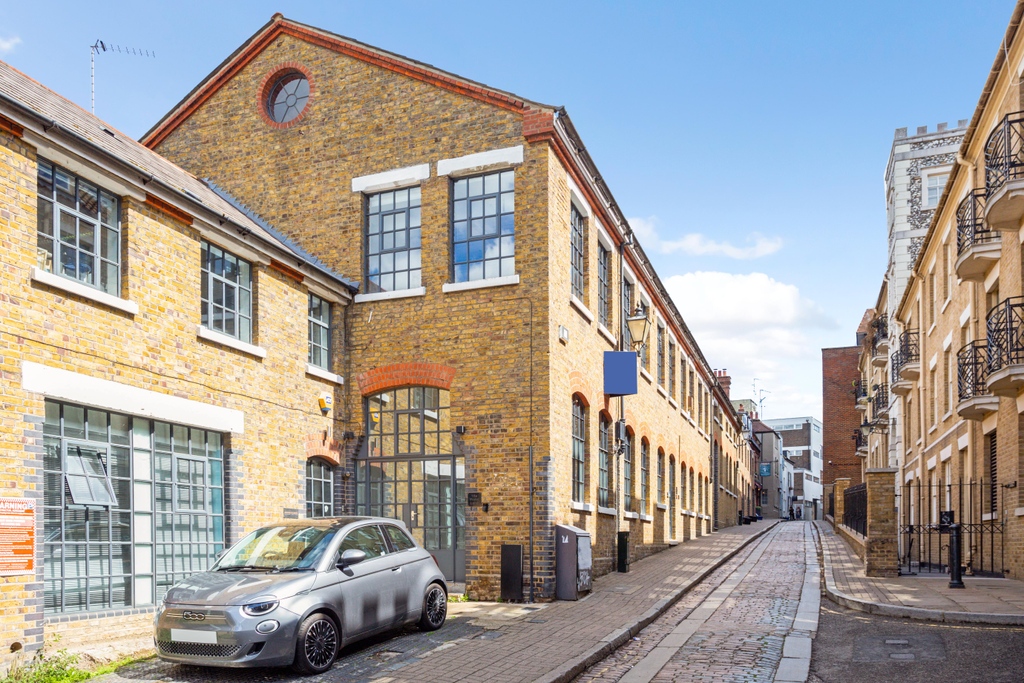 TO LET: Stunning converted warehouse on Water Lane in Richmond, with feature windows, high ceilings, and exposed brick walls. ⁠
⁠
Contact Isabel.kirk@marstonproperties.co.uk for more info.

#richmond #hometolet #convertedwarehouse #warehousetolet #propertytolet  #swlondon