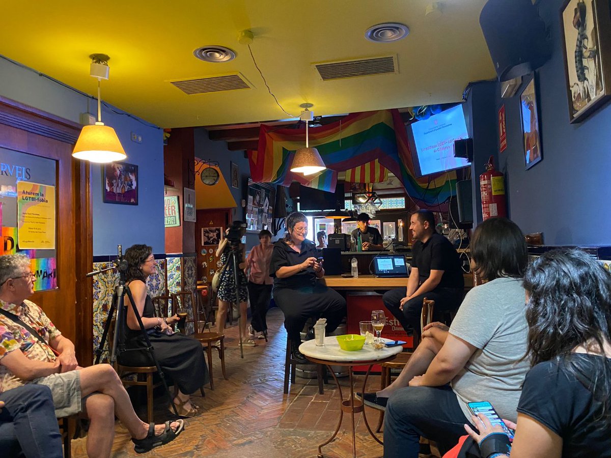 ercmataro's tweet photo. A vells prejudicis, noves victòries: #OrgullBenAlt🌈

Ahir a #Mataró vam organitzar una trobada al bar @CasapacoM amb @xaviflorensa, director general de polítiques públiques LGTBI a @igualtatcat

✍️Nota: https://t.co/2V3eO0Kk36 https://t.co/8tbSj6cu6G