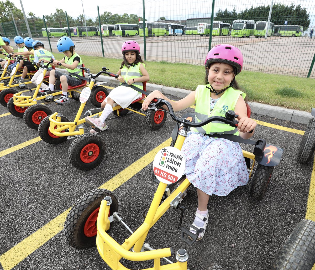 Çocuklarımıza erken yaşta trafik bilinci kazandırılması için <a href="/TC_icisleri/">T.C. İçişleri Bakanlığı</a> ve <a href="/tcmeb/">Millî Eğitim Bakanlığı</a> işbirliğiyle başlatılan “Çocuk Trafik Eğitim Parkları” projesini hayata geçirdik. Eğitimlere eşlik ederek, #TrafikGönüllüsü eğitimini tamamlayan çocuklarımıza belgelerini teslim ettik🚦👮‍♀️🚸