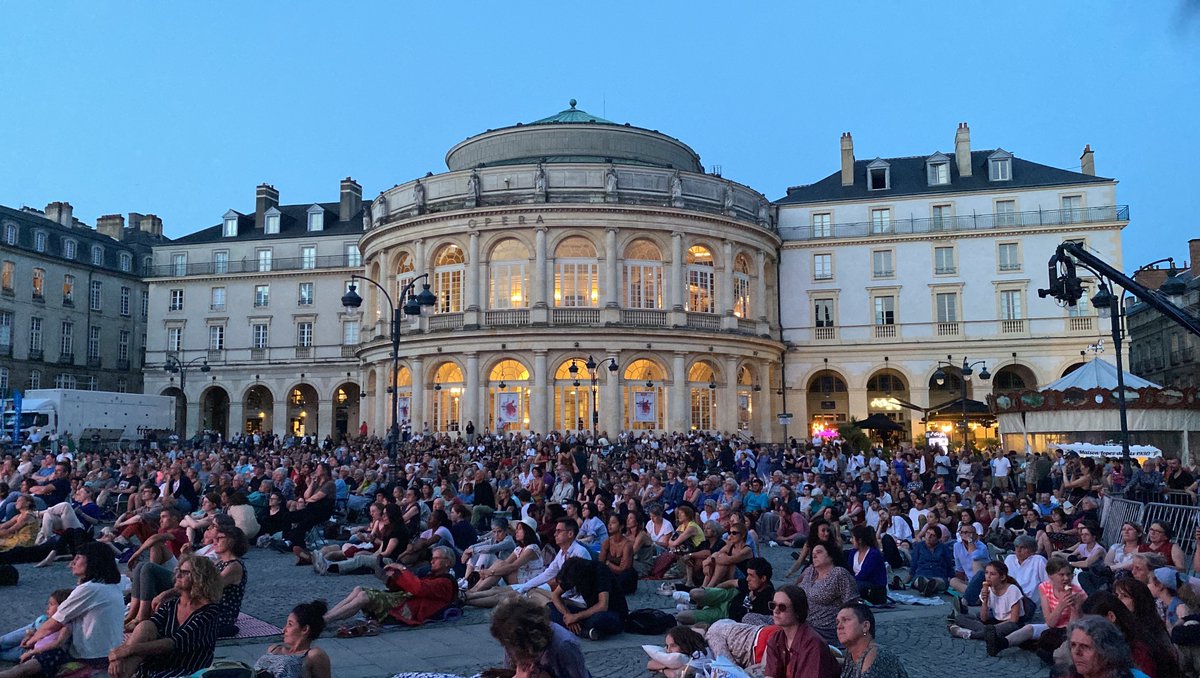 france3Bretagne's tweet photo. Madame Butterfly. Retour sur un moment de partage fort en émotion place de la Mairie à Rennes pour l'opéra sur écran(s).
Le spectacle est à voir en replay sur https://t.co/fq2qKwcNUD
https://t.co/eaHjoXprwx
#Bretagne #Rennes #OperasurEcrans #MadameButterfly #musique #culture https://t.co/mXGw8tcDoa