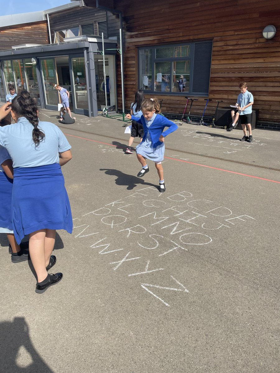Y4WFA's tweet photo. What a lovely day to bring our spelling learning outside! @Cabotfederation https://t.co/F0KU8TfNEz