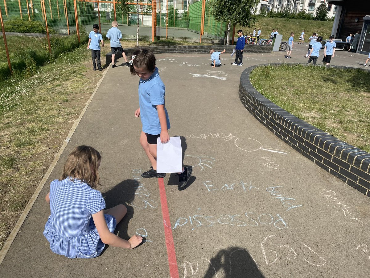 Y4WFA's tweet photo. What a lovely day to bring our spelling learning outside! @Cabotfederation https://t.co/F0KU8TfNEz