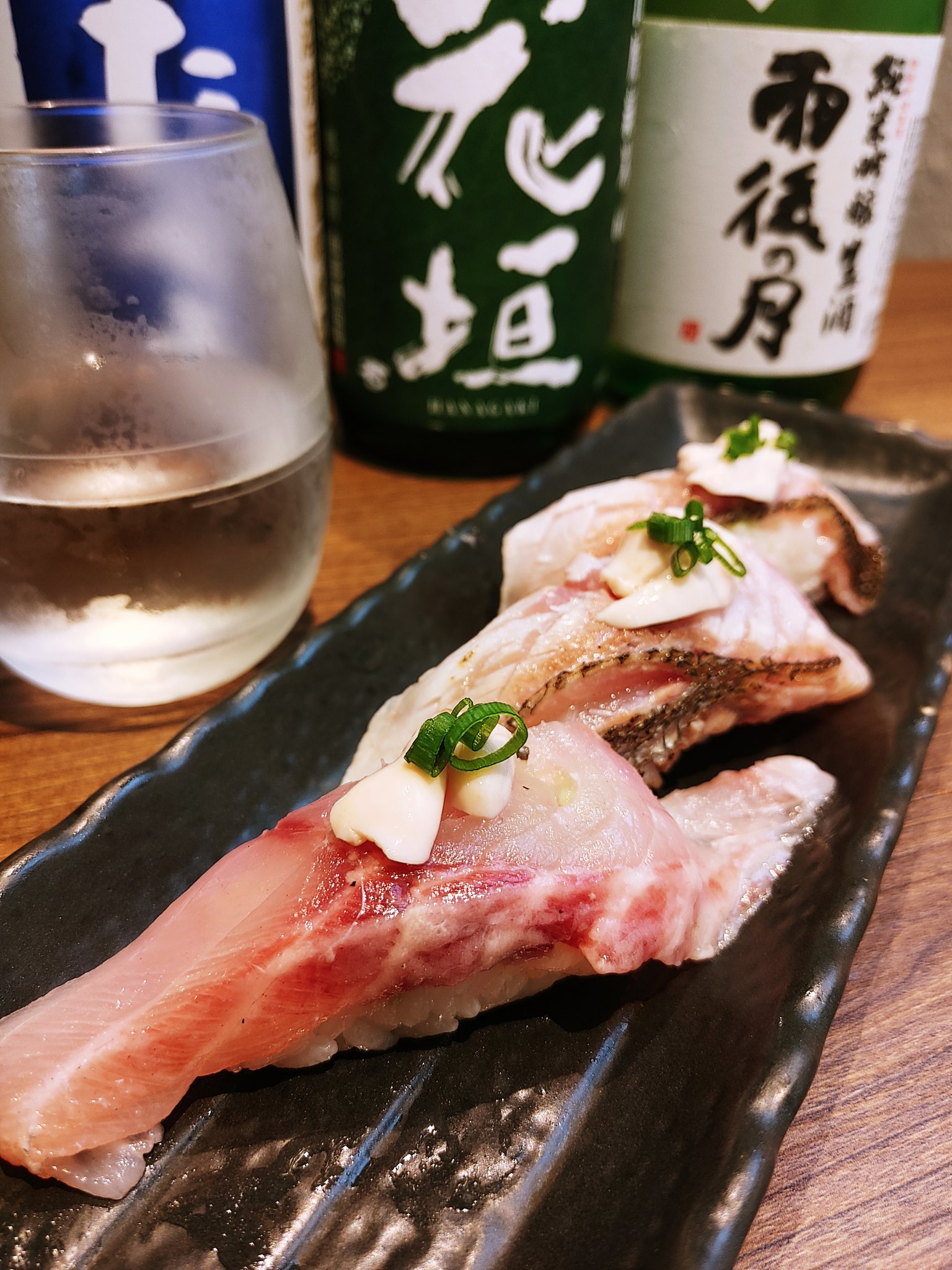 تويتر 寿司バル 八幡base على تويتر 初夏が旬のイサキ 今まさに旨い時期ですが ここだけの話産卵期でもある為メスは卵に栄養をとられます なのでオスを選んで仕入れました 白子も楽しめるしね イサキ 寿司 日本酒 白子 たかちよ 花垣 雨後の月 本八幡