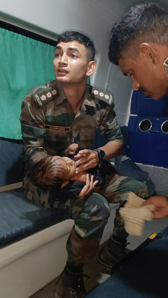 yashmistryin's tweet photo. When emotions and duty go hand in hand !

Hats off #IndianArmy👏 https://t.co/9pbqwsK2jn