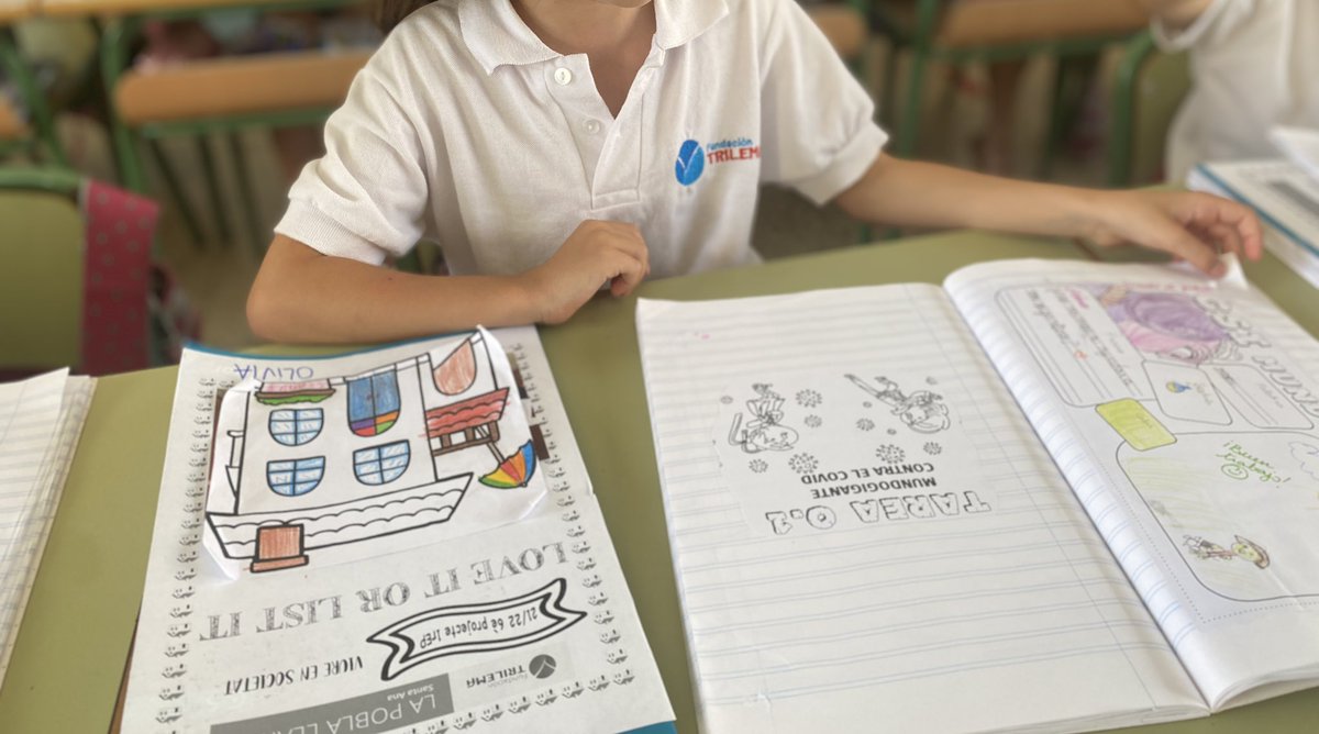 SusanaPonceR's tweet photo. Último día de proyecto, momento de comparar nuestro primer y último porfolio… ¿Qué ha cambiado? ¿Qué ha mejorado? Ellos/as mismos/as sorprendidos con el cambio (y yo más😅) #ABP #Metacognición #1ºEP #MañanaEmpiezaHoy @TrilemaPobla https://t.co/f57ZRUmthl