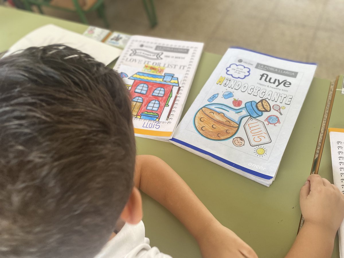 SusanaPonceR's tweet photo. Último día de proyecto, momento de comparar nuestro primer y último porfolio… ¿Qué ha cambiado? ¿Qué ha mejorado? Ellos/as mismos/as sorprendidos con el cambio (y yo más😅) #ABP #Metacognición #1ºEP #MañanaEmpiezaHoy @TrilemaPobla https://t.co/f57ZRUmthl