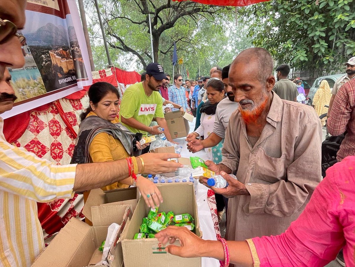 GulabBrigade's tweet photo. Former Minister @priyasethibjp , sr BJP leader @YudhvirSethiBJP joined Chairman MGSB @Shivangsattya to pay floral tributes to #MaharajaGulabSingh Ji on his 200th year pf coronation and distributed sweets and refreshments among the visitors at SMGS Hospital Jammu. https://t.co/UhpweAxjS9