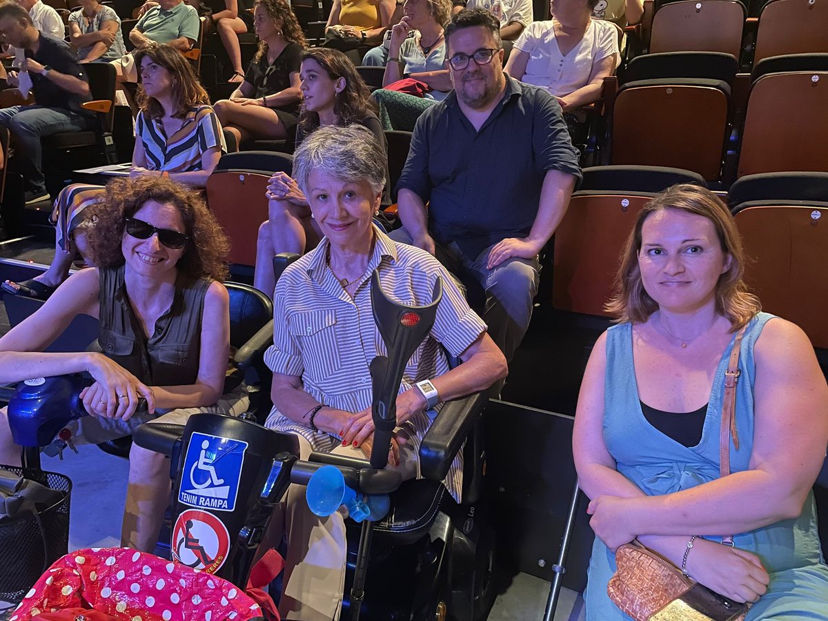 Ahir 16/6/22 membres de @badalonadsi i @pam_badalona van innaugurar la fila 0 del #teatremargaridaxirgu  per persones amb #mobilitatreduïda , cadira de rodes o similars..
Animem al departament de Cultura @culturabdn @badalona_cat a seguir amb aquesta iniciativa en altres espais!