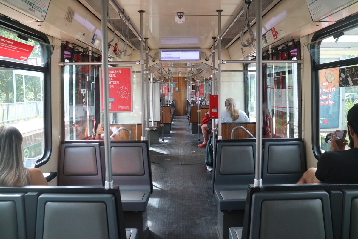 sbamueller's tweet photo. Weiter geht es mit der @DieRheinbahn Linie #U76 von Krefeld nach #Düsseldorf. Das ist keine #Strassenbahn sondern eine #Stadtbahn, mit Hochbahnsteigen, eigenem Gleiskörper, viel frischer Luft und Duewag Charme der 80er #tourdeRuhr https://t.co/X1XKD6Erba