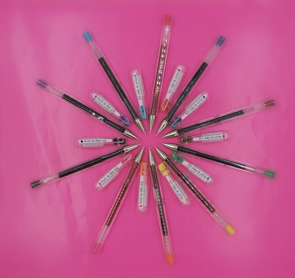 Giveaway time! To be in with the chance of winning this set of 10 Pilot G-Tec-C4 rollerball pens, simply like and share this photo!

Winner will be chosen after 24th June. 
#pilotpens #cultpens #cultpensgiveaway