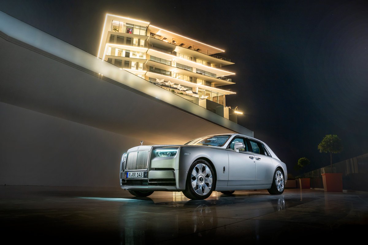 rollsroycecars's tweet photo. #Phantom's grille is now illuminated, while the headlights are graced with intricate laser-cut bezel starlights – adding further surprise and delight to the motor car's night-time presence.

#PhantomRendezvous #RollsRoyce #RollsRoycePhantom https://t.co/jJ691gJfLD