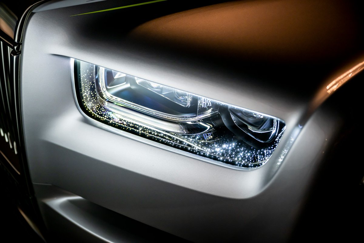 rollsroycecars's tweet photo. #Phantom's grille is now illuminated, while the headlights are graced with intricate laser-cut bezel starlights – adding further surprise and delight to the motor car's night-time presence.

#PhantomRendezvous #RollsRoyce #RollsRoycePhantom https://t.co/jJ691gJfLD