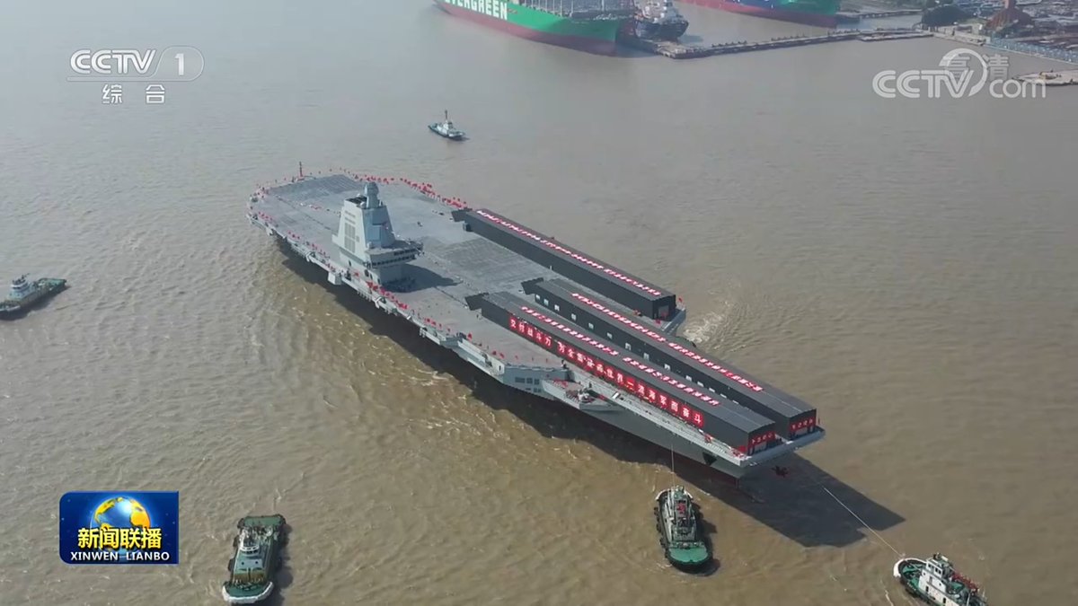 PLAHenkenBot2's tweet image. 003型航空母艦 福建
2022年6月に進水した中国初のCATOBAR空母。初めてのCATOBARなのにいきなり電磁カタパルトを載せてる。つよい。カタパルトの採用で載せられる航空機の種類は格段に増え、就役すれば中国海軍の戦力の大きな飛躍に。