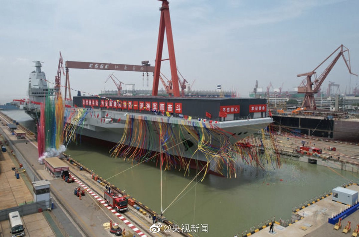 PLAHenkenBot2's tweet image. 003型航空母艦 福建
2022年6月に進水した中国初のCATOBAR空母。初めてのCATOBARなのにいきなり電磁カタパルトを載せてる。つよい。カタパルトの採用で載せられる航空機の種類は格段に増え、就役すれば中国海軍の戦力の大きな飛躍に。