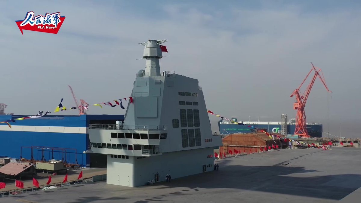 PLAHenkenBot2's tweet image. 003型航空母艦 福建
2022年6月に進水した中国初のCATOBAR空母。初めてのCATOBARなのにいきなり電磁カタパルトを載せてる。つよい。カタパルトの採用で載せられる航空機の種類は格段に増え、就役すれば中国海軍の戦力の大きな飛躍に。