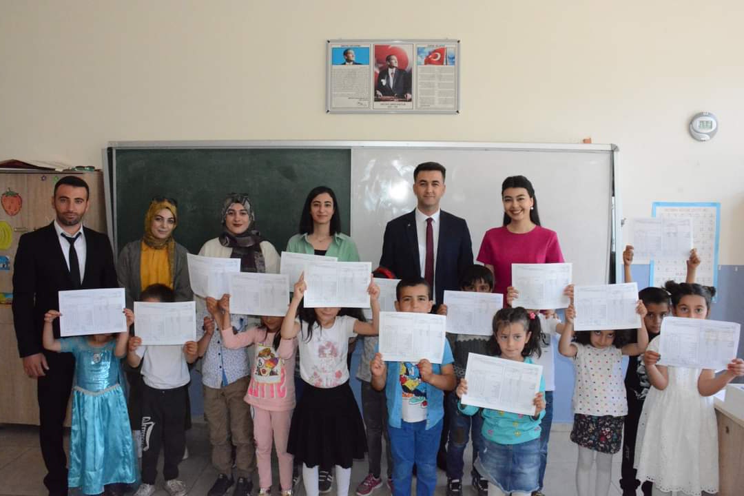 YedisuMEM's tweet photo. 2021–2022 Eğitim Öğretim yılının sona ermesinden dolayı Kaymakamımız Sn. Mehmet KAYA, eşi İhsaniye KAYA ve İlçe Milli Eğitim Şube Müdürü Büşra TUNÇ okullarımızda  düzenlenen karne dağıtım törenine katılarak öğrencilerin karne heyecanına ortak oldu.
@bingolmem @YedisuKaymakam https://t.co/z8ySoMMaBF