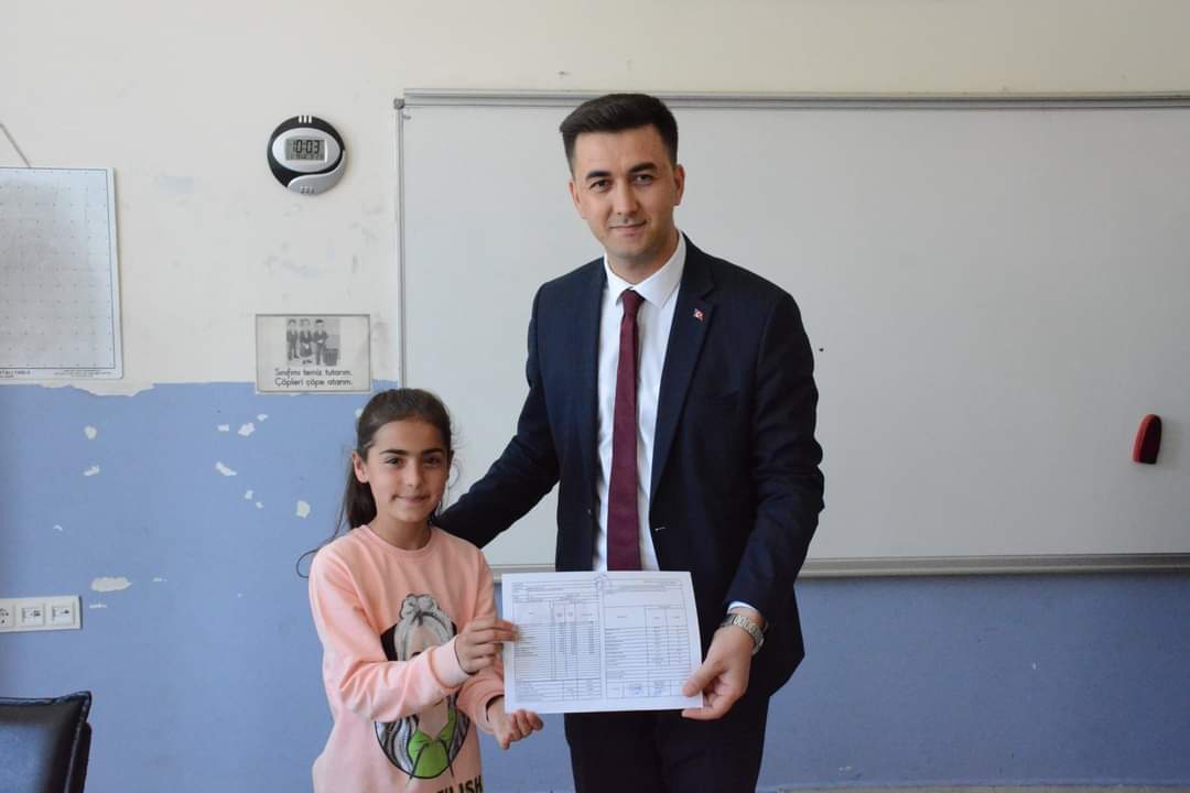 YedisuMEM's tweet photo. 2021–2022 Eğitim Öğretim yılının sona ermesinden dolayı Kaymakamımız Sn. Mehmet KAYA, eşi İhsaniye KAYA ve İlçe Milli Eğitim Şube Müdürü Büşra TUNÇ okullarımızda  düzenlenen karne dağıtım törenine katılarak öğrencilerin karne heyecanına ortak oldu.
@bingolmem @YedisuKaymakam https://t.co/z8ySoMMaBF