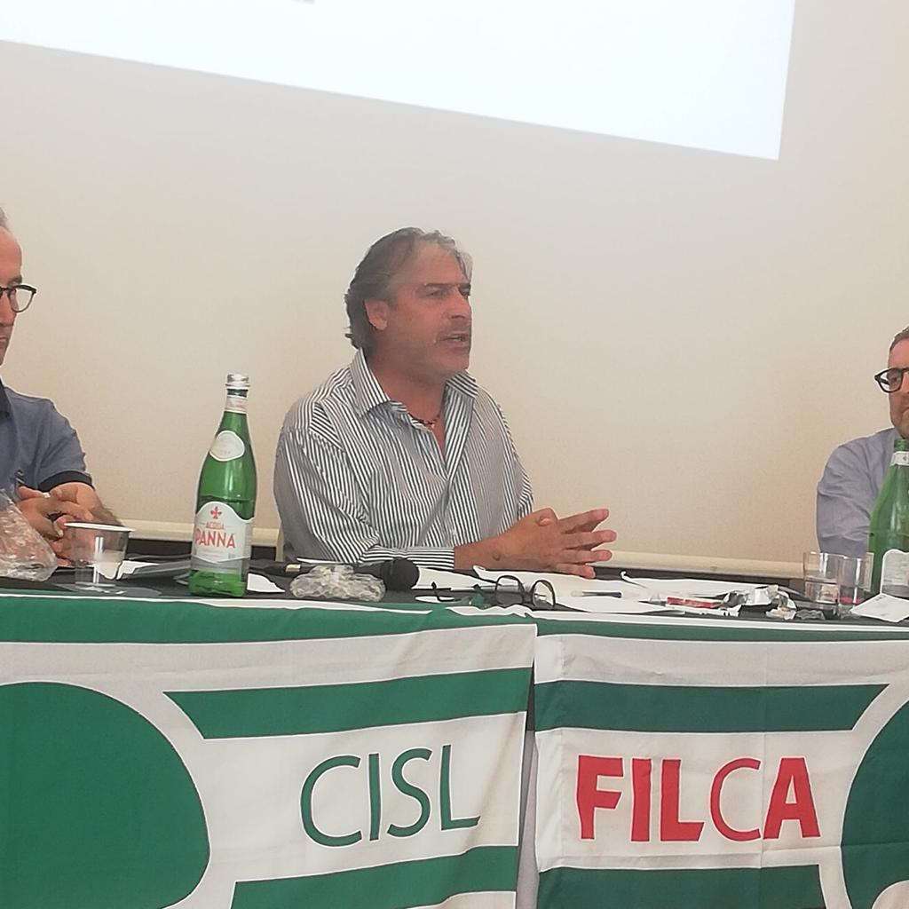 FilcaCisl's tweet photo. CG Filca #Marche, De Luca: "Il percorso congressuale della #Cisl ha confermato la forte unità e la condivisione politica. La Filca è impegnata nella rigenerazione della categoria e nel potenziare il lavoro di squadra". E poi il ricordo di Pesenti: "Un esempio per tutti noi". https://t.co/IMDc0clRM5