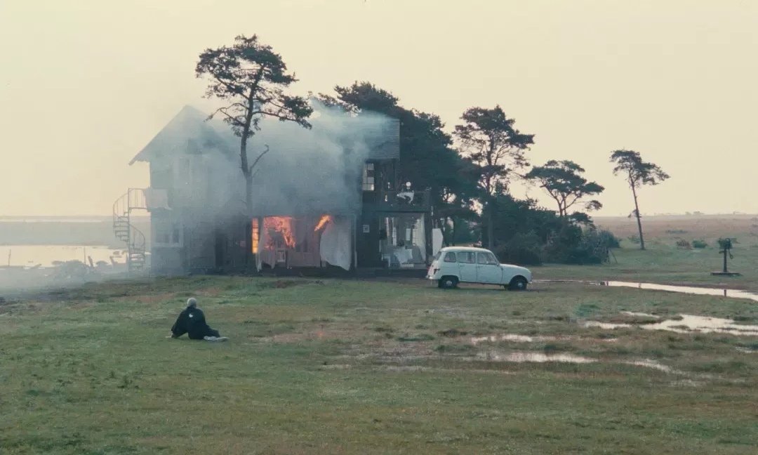 xarunn's tweet photo. "insan ara sıra evini yakmalı - ve çıkıp seyretmeli."

🎬offret - andrei tarkovsky. https://t.co/QemQypCxXk