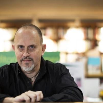 ¿Lo habíais adivinado? Es Ginés Sánchez, Premio Gran Angular 2022 de novela juvenil y Premio Tusquets 2013, además de profesor del taller literario Club Renacimiento, quien clausurará  Club de Escritura 📚 de nuestro colegio. No nos podemos sentir más honrados. 
<a href="/el_sarvaro/">el sarvaro</a>