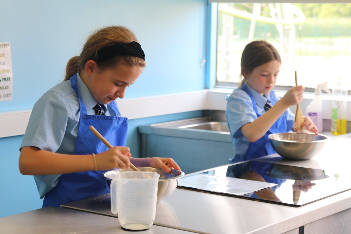 StPetersYork's tweet photo. 🇩🇪Hallo from @stpeters8_13!
#StPetersYear6 are taking part in cookery sessions with a focus on food from European countries to complement their language curriculum.
We hope they share all the delicious food they bring home!
https://t.co/S3FzE6jO6I #StPetersLearning #StPetersMFL https://t.co/bDcCej6tjS