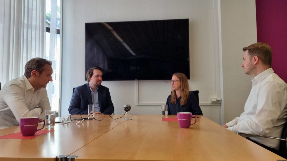 Evonik_DE's tweet photo. Wie nutzen Unternehmen #KünstlicheIntelligenz, um aus Datensätzen einen Mehrwert zu generieren? Darüber sprachen Johanna Kleinekorte &amp; @henrik_hahn von #EvonikDigital mit @olemeyr &amp; Nils Schwenzfeier vom KI-Startup @TamedAI während der #kibiennale 🎧👉 https://t.co/zH8yByBRMv https://t.co/1BZ0h4OOXo
