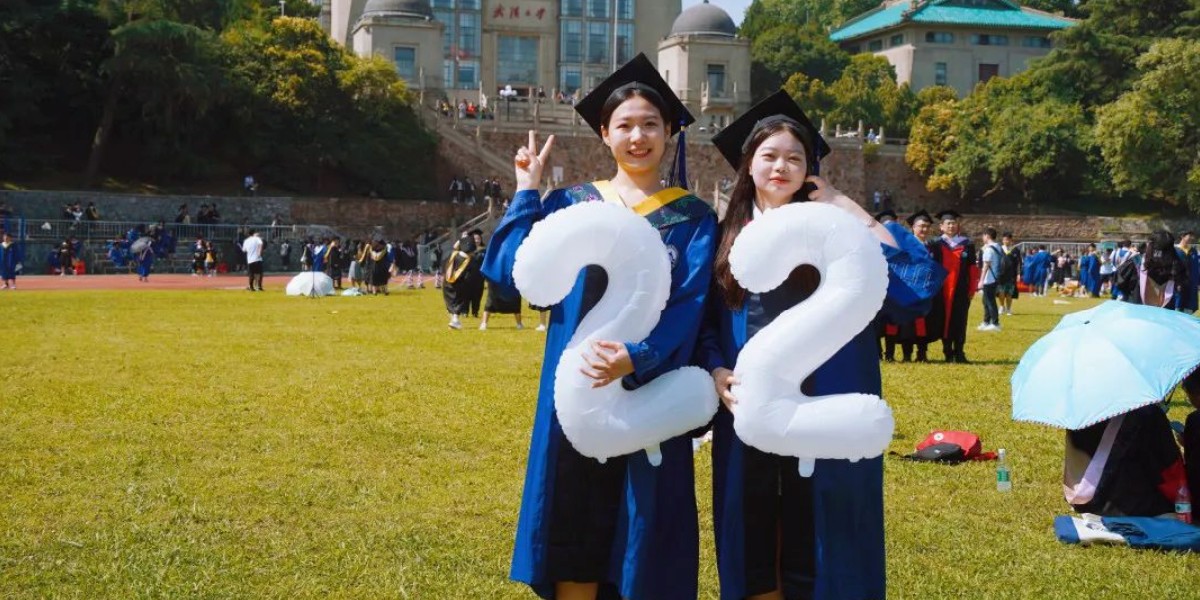 WHU_1893's tweet photo. Congrats and Happy Graduation!🎓🎓🎉
It's time to celebrate all the hard work that led to this joyful occasion. Keep learning, keep trying, and keep venturing on through your journey. We wish you all the best for the future. Shine on, #WHUers! 🤗🌟 #ClassOf2022 #StudyAtWHU https://t.co/mVLNUZv9PT