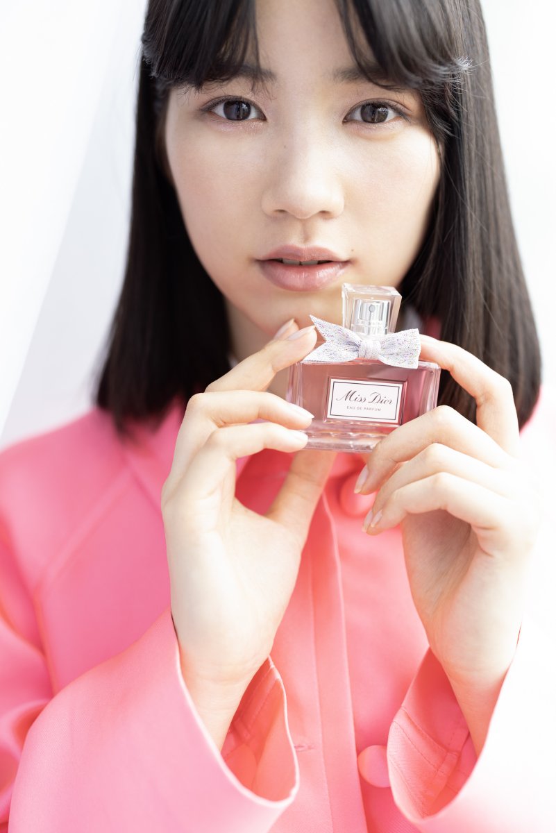 fashionsnap's tweet photo. 【新着】「ミス ディオール」のヘアオイルが数量限定で登場。繊細に華やかに香るミス ディオールの世界をのんが表現。
https://t.co/d5Ld6St77m pr https://t.co/Vabv6kKY9V