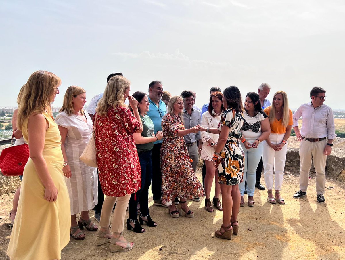 Ha sido una campaña llena de ilusión y de esperanza, en la que hemos visitado todas las comarcas de Sevilla y en la que hemos recorrido más de 2.000 km para hablarle cara a cara a los sevillanos, sin dejar a nadie atrás y con un equipazo al que agradezco su trabajo y su entrega