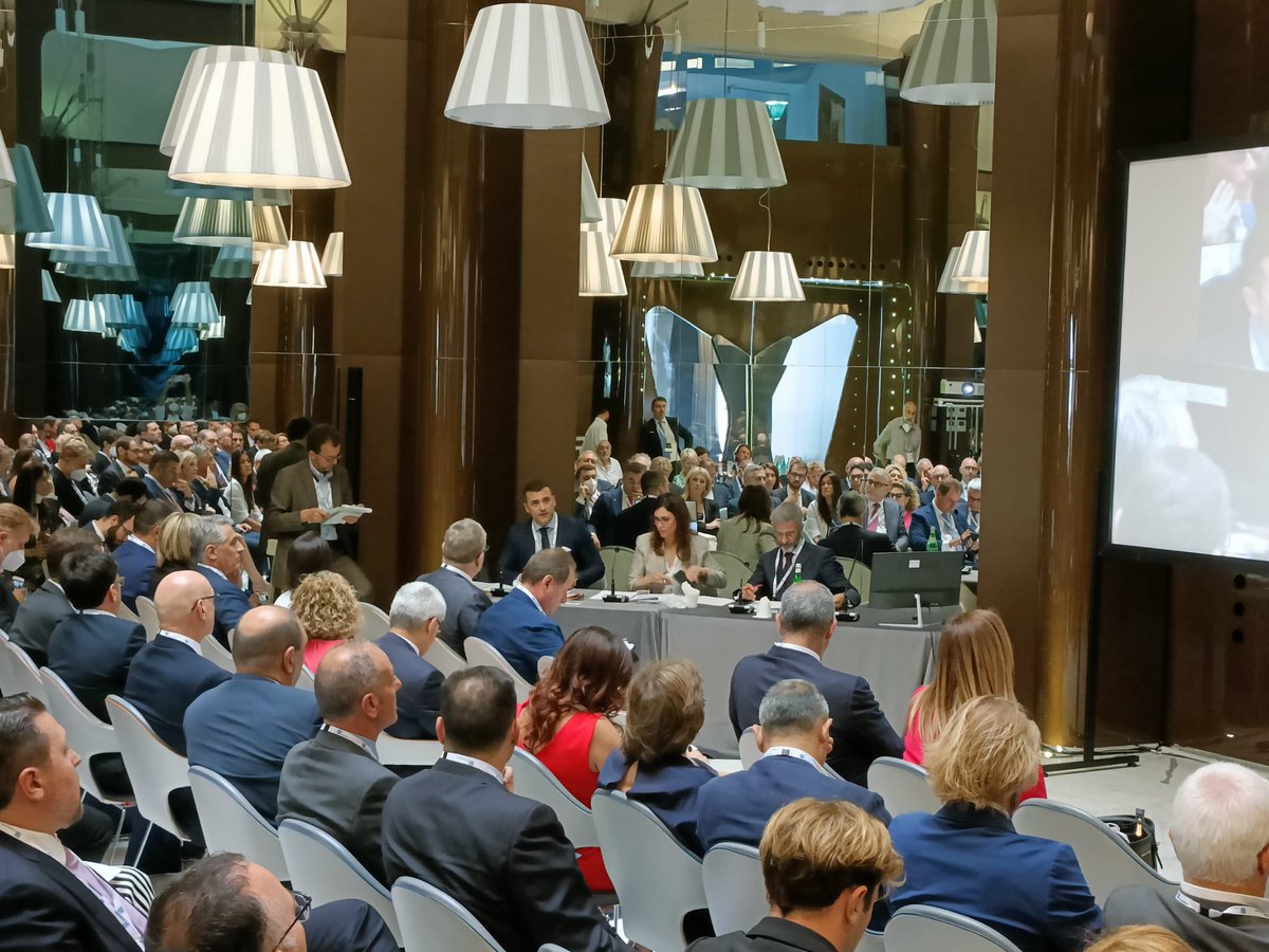 Al via le sessioni tematiche parallele:
🔹Competenze e #capitaleumano
🔹Nuova impresa tra #digitale e #fisico
🔹#Finanza e crescita
🔹Sostenibilità e transizione #green
 
#AssisePI22