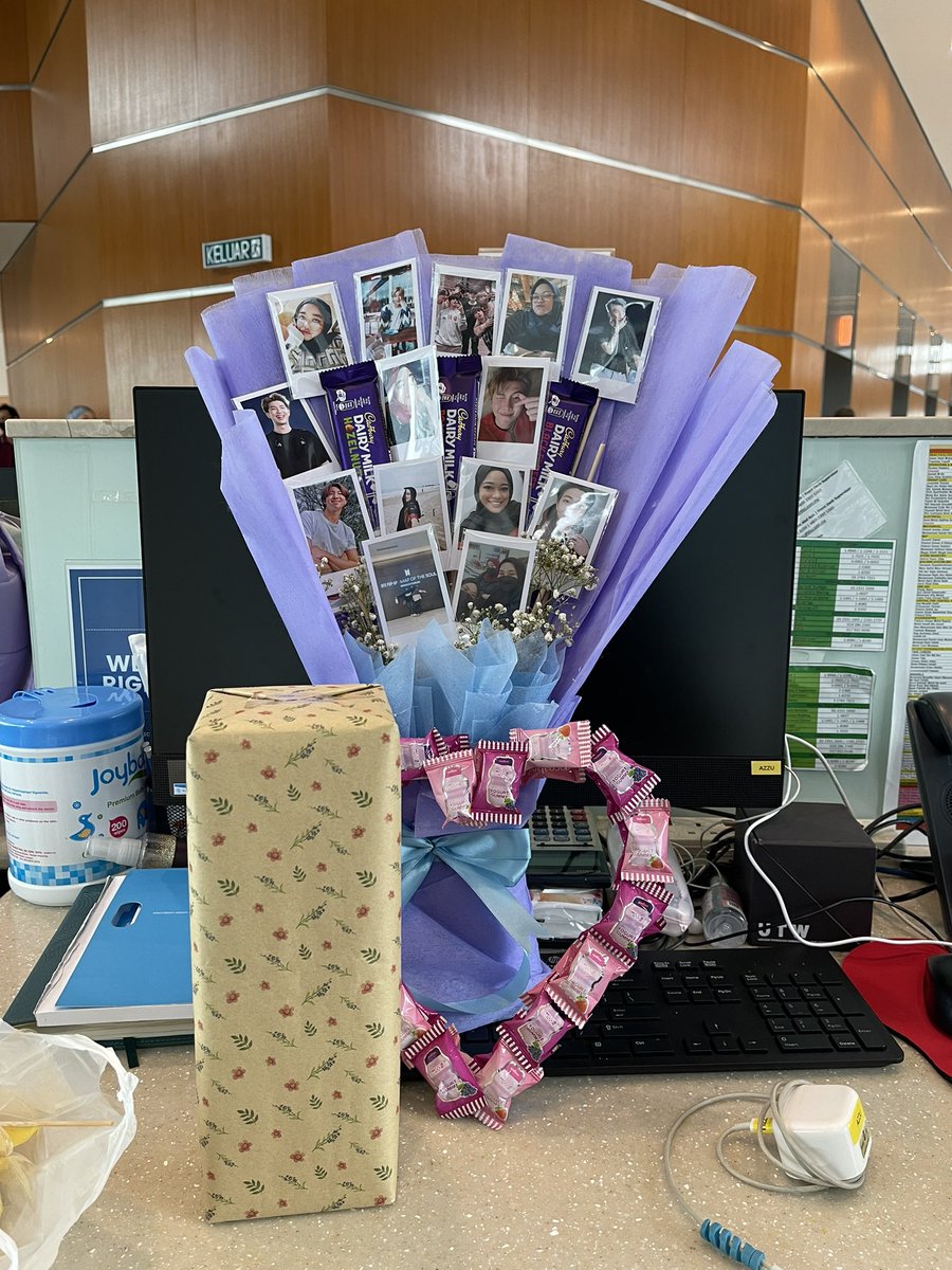 ayravista's tweet photo. Got this from one of my ver dear moots. Thank you babyyy! Borahae ๐๐ #birthdaysebulan #junebabe #happybirthdaydearself #armymoots #azzustillyoung https://t.co/6UZXMfEe1B