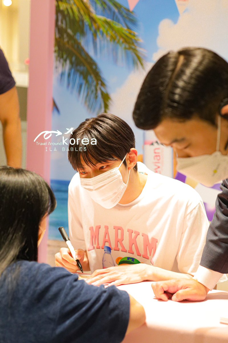 Welovekorea2023's tweet photo. Hwang In-Youp Markm clothing brand Fansigning event at Hyundai mall
#황인엽 #hwanginyoup #RyanLeon #MARKM #ALWAYSBOY #황인엽 https://t.co/fPLwLBpjRq